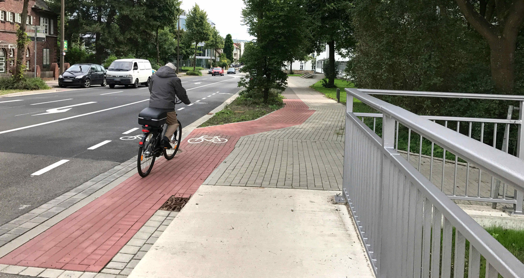 darf man mit fahrrad und anhänger auf gehweg